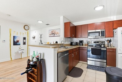 Welcome to this beautifully maintained 2-bedroom, 2-bathroom - photo 8