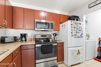 Welcome to this beautifully maintained 2-bedroom, 2-bathroom - photo 10