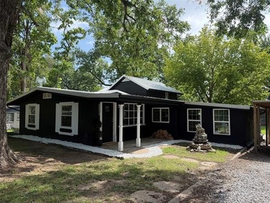 Welcome to this beautifully updated 4 bedroom, 3 bath - photo 2
