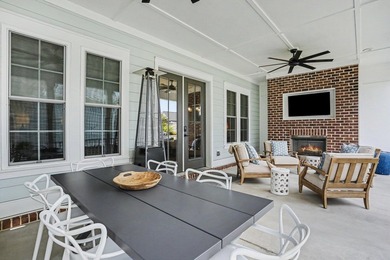 Welcome to luxury living in Waterway Palms Plantation, one of - photo 33