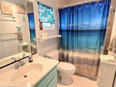 Move-in ready 2/2 at Spring Lake! Year-round living, seasonal - photo 7