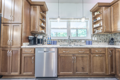Sleeps 8-12! 2 +/- ACRES, Dock & Garage By Laurel Branch! - photo 9