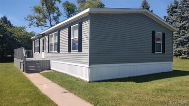 Beautiful 3 bedroom 2 full bath home with large master suite in - photo 1