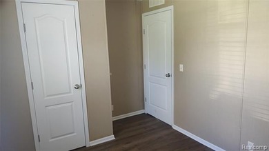 Beautiful 3 bedroom 2 full bath home with large master suite in - photo 4