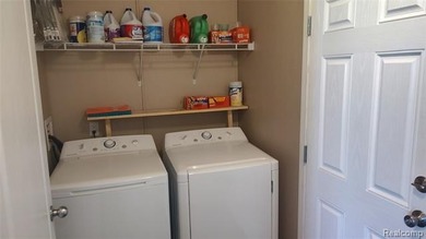 Beautiful 3 bedroom 2 full bath home with large master suite in - photo 10