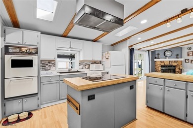 Welcome to this immaculate, move-in ready home. Featuring a - photo 4