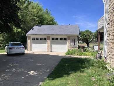 Spacious 4BR/3BA home in Quake Heights with 2,520 sq. ft. in - photo 7
