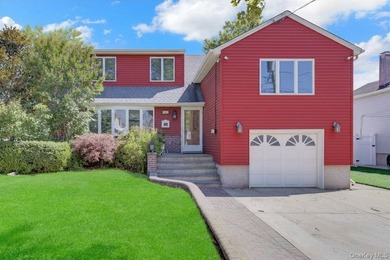 Welcome to this beautifully maintained home nestled in the heart - photo 1
