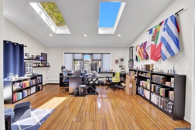 Welcome to this beautifully maintained home nestled in the heart - photo 5