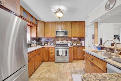 Welcome to this beautifully maintained home nestled in the heart - photo 9