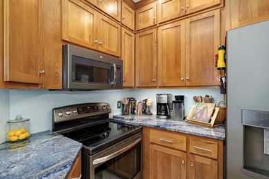 Highly sought-after end-unit in Emerald Pointe Villas with - photo 11