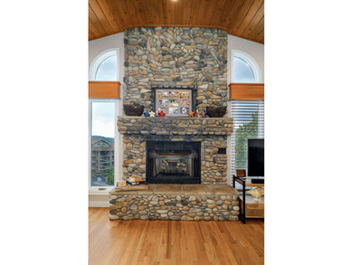 Highly sought-after end-unit in Emerald Pointe Villas with - photo 13