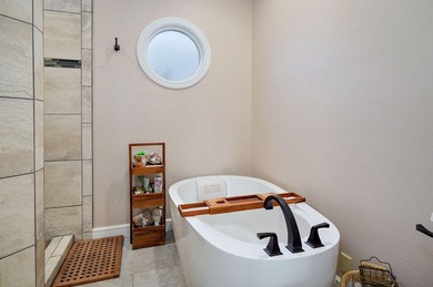 Highly sought-after end-unit in Emerald Pointe Villas with - photo 18