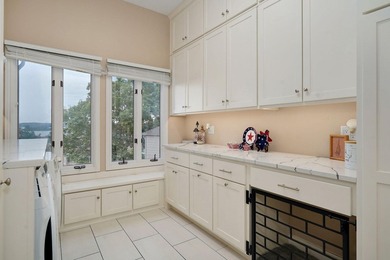 Highly sought-after end-unit in Emerald Pointe Villas with - photo 22