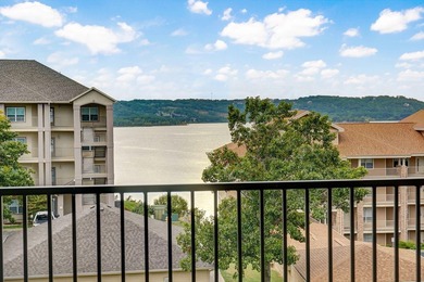 Highly sought-after end-unit in Emerald Pointe Villas with - photo 24