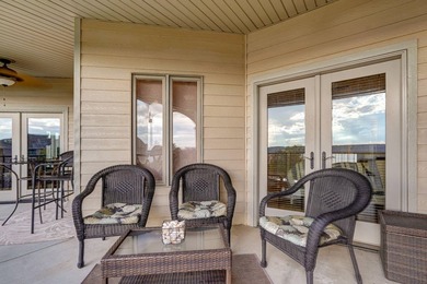 Highly sought-after end-unit in Emerald Pointe Villas with - photo 25