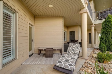 Highly sought-after end-unit in Emerald Pointe Villas with - photo 34