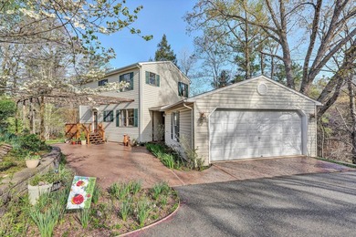 Welcome to your Smith Mountain Lake retreat! Tucked away in a - photo 2
