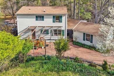 Welcome to your Smith Mountain Lake retreat! Tucked away in a - photo 3