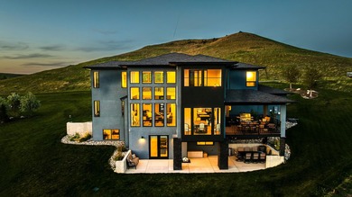 This stunning contemporary home offers the perfect balance of - photo 4