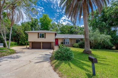 Tucked away on a quiet cul-de-sac in the desirable Tomoka Oaks - photo 1