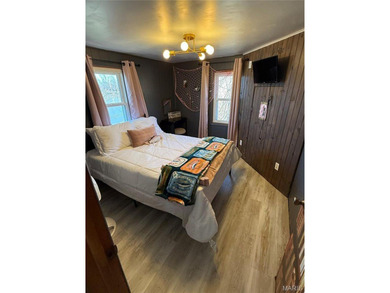 Welcome to The River House! This charming, fully refreshed - photo 17