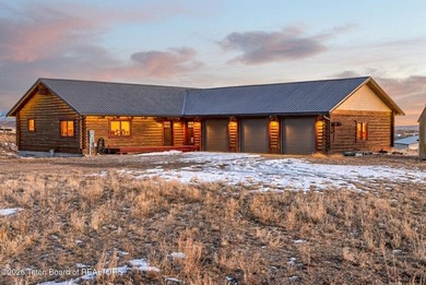 Beautiful log home on 3.2 acres just 5 minutes from Pinedale - photo 2