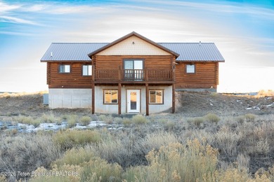 Beautiful log home on 3.2 acres just 5 minutes from Pinedale - photo 3