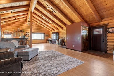 Beautiful log home on 3.2 acres just 5 minutes from Pinedale - photo 6