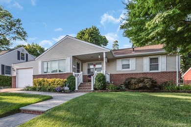 Welcome home... This impeccably maintained Glen Cove Ranch - photo 2
