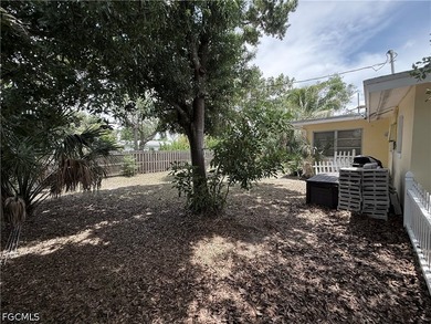 Palmlee Park is a neighborhood in Fort Myers, Florida. Palmlee - photo 9