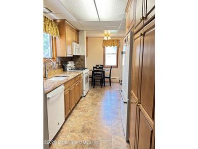 Welcome to 19 Rainbow Ave! Pride of ownership is evident in this - photo 11