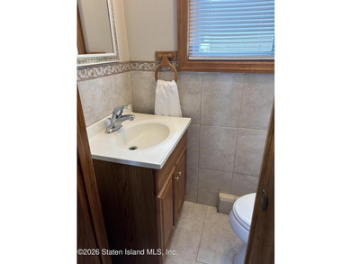 Welcome to 19 Rainbow Ave! Pride of ownership is evident in this - photo 18