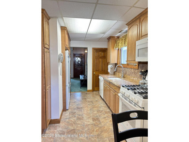 Welcome to 19 Rainbow Ave! Pride of ownership is evident in this - photo 38