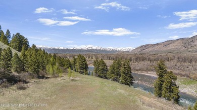 This 17.77 acre Snake River private estate offers a rare - photo 3