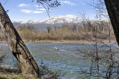 This 17.77 acre Snake River private estate offers a rare - photo 6
