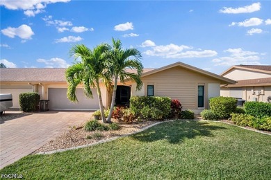 Gorgeous and UPDATED THREE BEDROOM, 2 BA, 2 Car Garage Villa in - photo 2