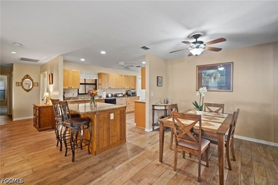 Gorgeous and UPDATED THREE BEDROOM, 2 BA, 2 Car Garage Villa in - photo 3