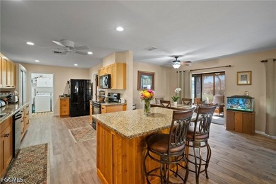 Gorgeous and UPDATED THREE BEDROOM, 2 BA, 2 Car Garage Villa in - photo 5