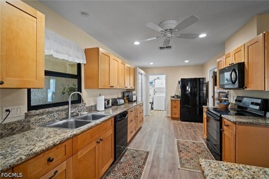 Gorgeous and UPDATED THREE BEDROOM, 2 BA, 2 Car Garage Villa in - photo 6