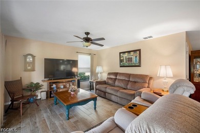 Gorgeous and UPDATED THREE BEDROOM, 2 BA, 2 Car Garage Villa in - photo 9