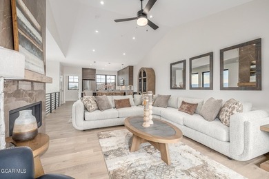 Great 3 Bedroom plus Bonus Bunk Room! This ski-in/ski-out - photo 1