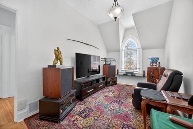 Attention investors and First time Buyers: this well-maintained - photo 17