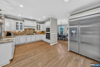 Spectacular Colonial in Sought-After Vizcaya Estates! Welcome to - photo 4
