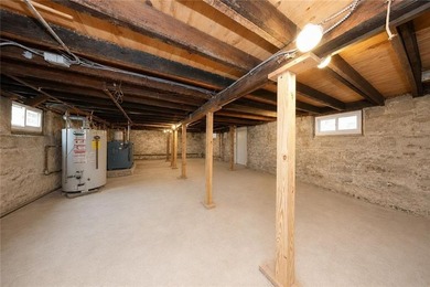 Move in ready solid brick 2-bedroom house in Manhattan - photo 17