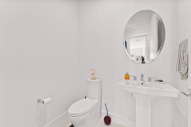 Custom Luxury Waterfront Residence. Exceptional custom-built - photo 11