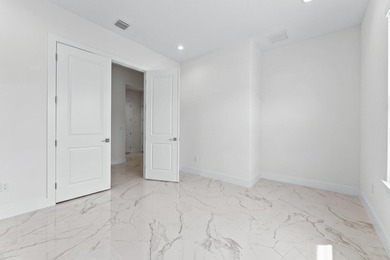 Custom Luxury Waterfront Residence. Exceptional custom-built - photo 12
