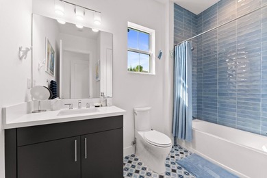 Custom Luxury Waterfront Residence. Exceptional custom-built - photo 13