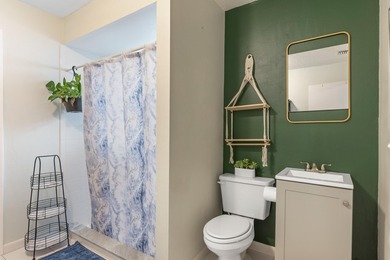 Charming 3 bedroom, 3 bathroom house has amazing covered and - photo 14