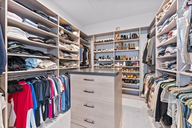 Custom Luxury Waterfront Residence. Exceptional custom-built - photo 17